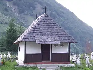 Biserica de lemn din sat