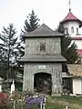 Turnul clopotniță și biserica nouă