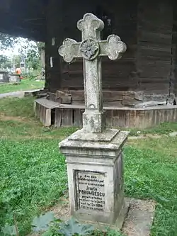 Crucea de mormânt a preotului Iraclie Porumbescu