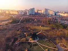 Vedere a bisericii și a „Porților orașului”