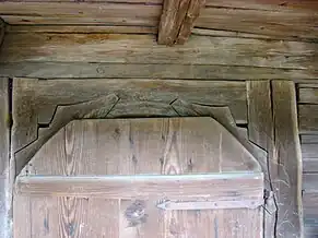 Partea superioară a portalului