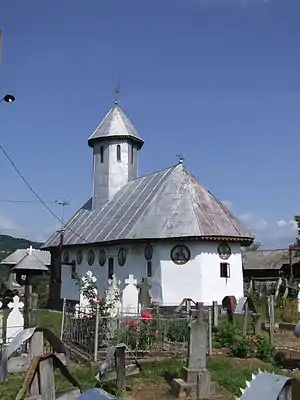 Biserica de lemn din sat
