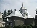 Biserica pe latura sud-vestică