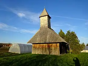 Biserica e vulnerabilă, nu există nici măcar un banal gard înconjurător