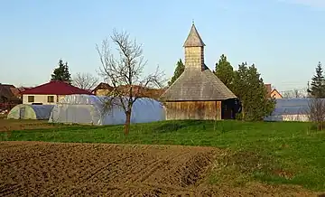 La doar câțiva metri se află terenuri agricole și solarii, nu există nici un fel de zonă de protecție a monumentului istoric