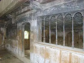 Peretele dintre naos şi pronaos