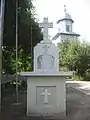 Cruce de marmură pe care este trecut Ștefan Tomșa drept ctitor al bisericii