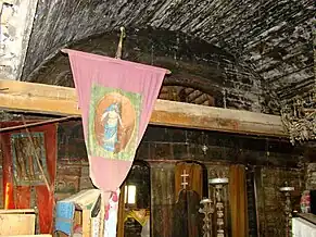 Iconostasul bisericii văzut din naos