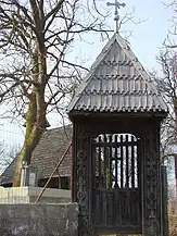 Poarta de lemn a bisericii