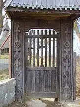 Intrarea in curtea bisericii