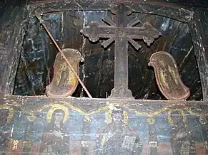Răstignirea Domnului la iconostasul bisericii