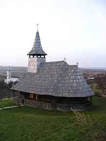 Biserica de lemn pe deal iar în vale noua biserică de zid, 2005