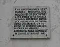 Placă de marmură de pe zidul bisericii, pusă cu ocazia resfințirii (1992)