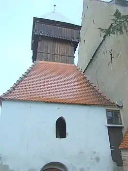 Clopotnița aflată la vest de biserică