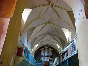 Nava spre empora de vest