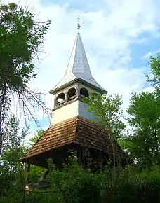 Clopotnița bisericii reformate datează din anul 1664