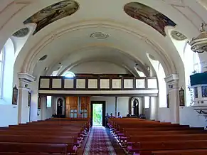 Nava spre empora de vest