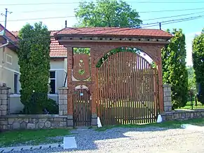 Poarta de lemn a casei parohiale