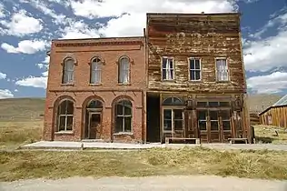Bodie Saloon (în stânga) din Bodie, California. Construit prin 1892.