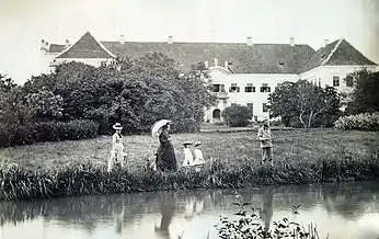 La pescuit, în parcul castelului (cca. 1890)