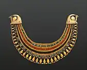 Guler al lui Senebtisi; 1850-1775 î.Hr.; faianță, aur, carneol și turcoaz; diametru exterior: 25 cm, lățime maximă: 7,5 cm; Muzeul Metropolitan de Artă