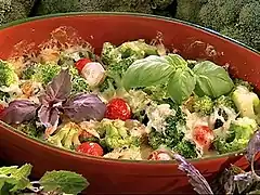 Broccoli gratinat cu trei tipuri de brânză