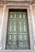 Ușa de bronz de la Curia Julia (44–29 î.Hr.), un exemplu de ușă antică care încă mai e folosită
