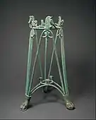 Trepied; secolul al VI-lea î.Hr. timpuriu; bronz; 75,2 x 44,5 cm; Muzeul Metropolitan de Artă