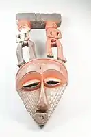 Mască ce este expusă în Brooklyn Museum din New York, în Statele Unite ale Americii