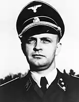 Ofițerul SS Heinz Linge, valetul lui Hitler, a fost unul din primii oameni care l-au văzut pe Hitler după sinucidere.