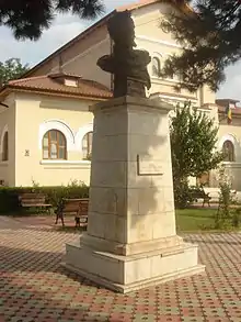 Bustul lui Alexandru Ioan Cuza din curtea Muzeului „Casa Cuza Vodă” din Galați