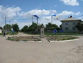 Piațeta cu bustului Aron Vodă din centrul satului Aroneanu