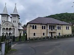 Căminul cultural și biserica nouă din Buteasa