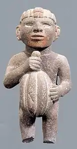 Sculptură aztecă care reprezintă un om ce consumă cacao