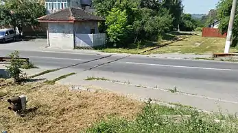 Porțiune încă vizibilă a căii ferate Câmpina–Telega în Câmpina, în apropierea fostei gări Câmpinița. În stânga imaginii, fostul canton feroviar.