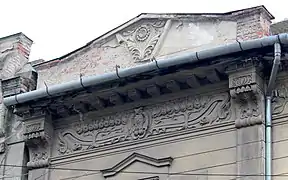 Bufniță și motive florale pe casa Romulus Nicolin