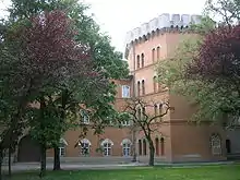 Vedere laterală cu turnul castelului