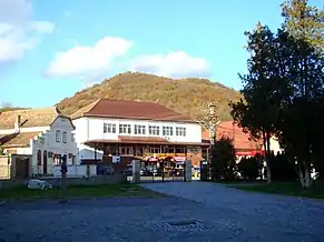 În vârful dealului ce domină localitatea se află ce a mai rămas din cripta familiei Rhédey