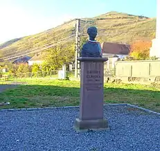 Bustul din curtea castelului