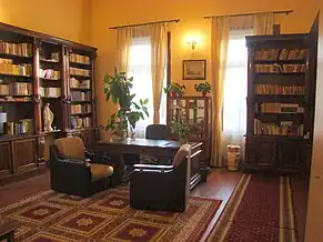 Alăturată capelei, biblioteca are și rol de sacristie și cameră de lucru a preotului