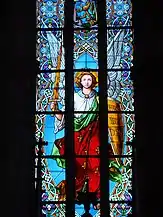 Vitraliu: arhanghelul Mihail cu inscripția „Quis ut Deus?”