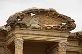 Fronton arcuit roman antic al Bibliotecii lui Celsus (Efes, Turcia)