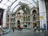 Fațada interioară în zona peroanelor.