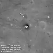 Imagine de rezoluţie mare a locului de aselenizare a lui Apollo 17, care prezintă treapta de aselenizare a modulului lunar Challenger, fotografiat de LRO.