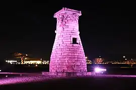 Turnul iluminat în violet