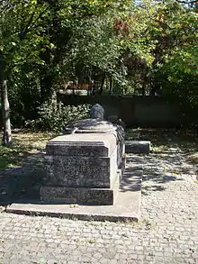 Mormântul în formă de sarcofag al colonelului Richard Hentsch. La 1 martie 1917, Hentsch a fost numit şef al Statului major general al Autorităţii militare de ocupație germană din România. A decedat la 13 februarie 1918 la Bucureşti ca urmare a unei operaţii la bilă.