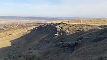 Stratele cineritice de Nuțasca-Ruseni expuse prin eroziune.