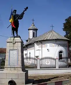 Clinceni: Monumentul Eroilor din Primul Război MondialÎntre anii 1974-1976, monumentul a fost refăcut și i-a fost adăugată o placă comemorativă și cu eroii căzuți în cel de-al Doilea Război Mondial.Biserica Parohiei Clinceni