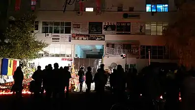 Oameni veniți în fața fostei fabrici Pionierul, 5 noiembrie 2015