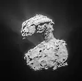 67P/Churyumov-Gerasimenko într-o imagine luată de sonda spațială Rosetta. Se disting clar cei doi lobi ai nucleului cometei conectați printr-un „gât”.